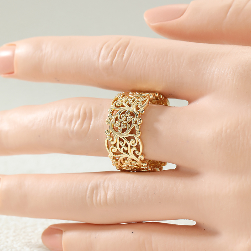 Women's Exquisite Hollow Curled Grass Pattern Carved Ring
